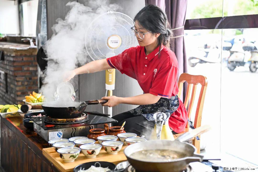 全网追的“扁担女孩”，找了一份暑假工，时薪12元 - 河源生活资讯 - 河源28生活网 heyuan.28life.net